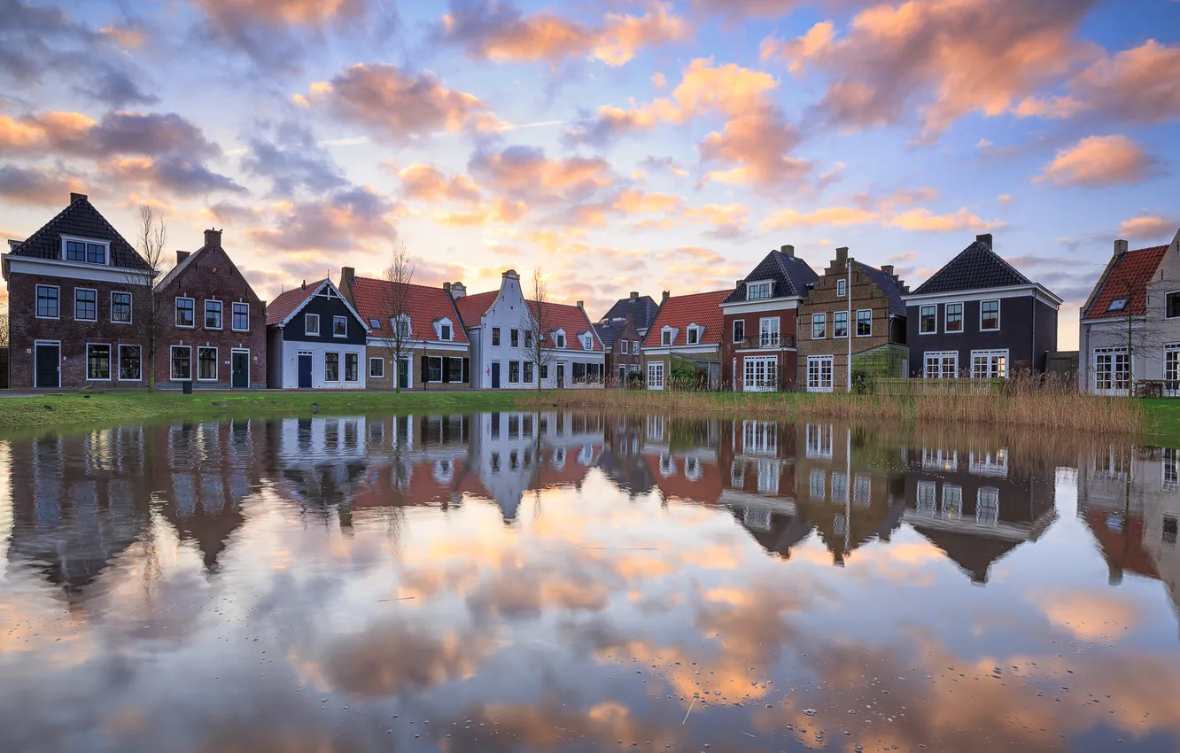 Фото обои зима, небо, вода, облака, отражения, дома, Нидерланды, поселок