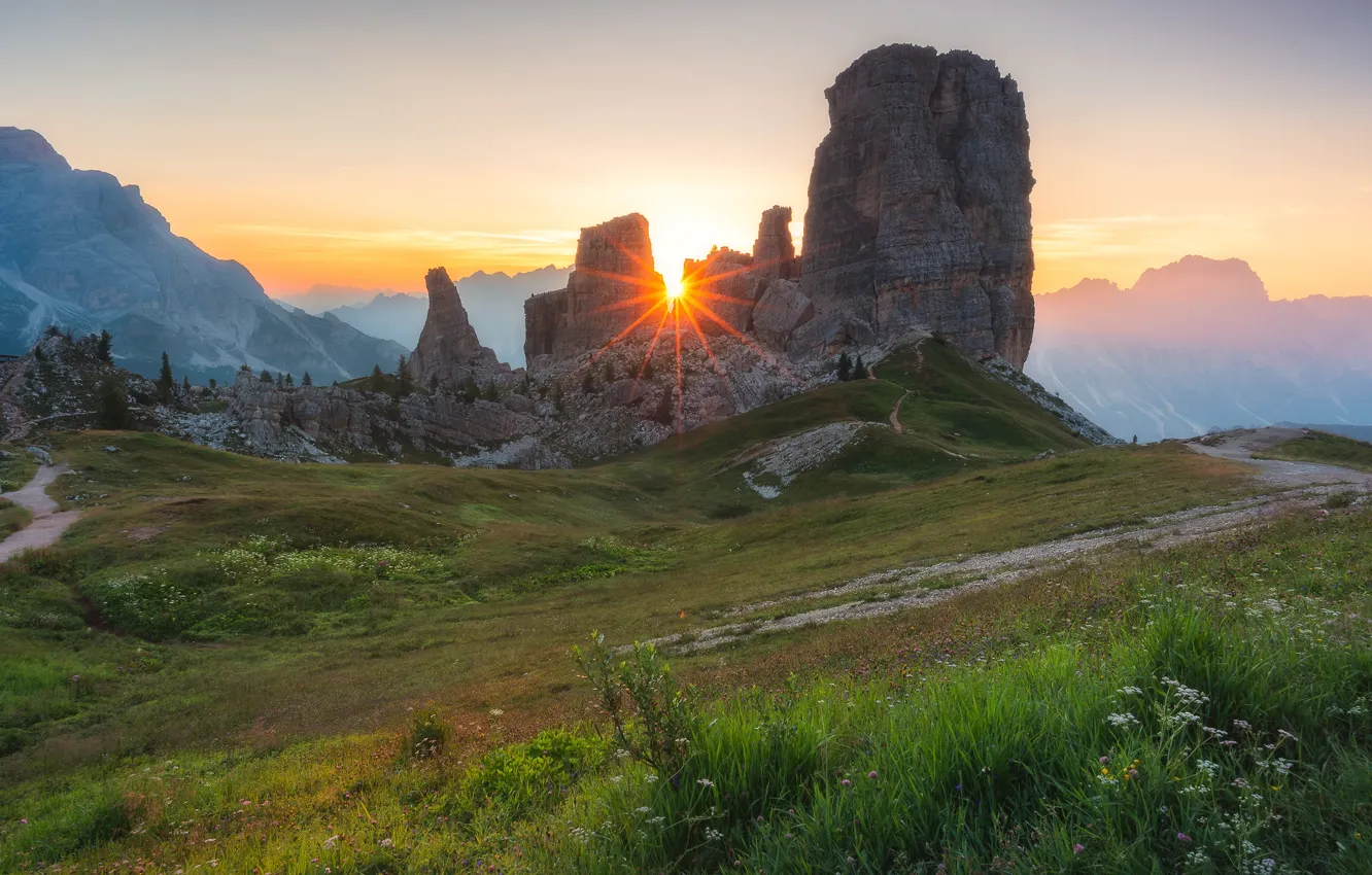 Фото обои дорога, поле, небо, трава, солнце, лучи, горы, туман