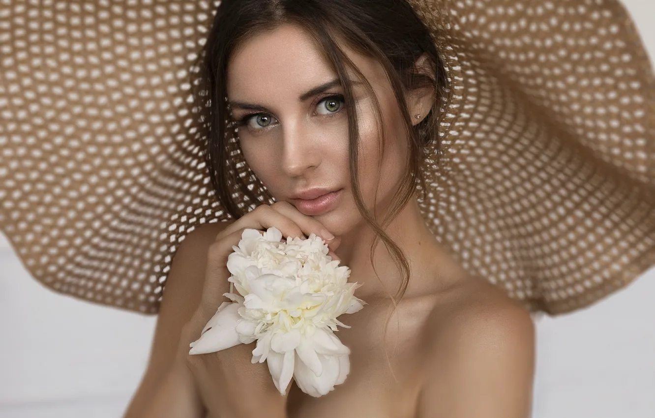 Фото обои цветок, взгляд, девушка, поля, портрет, шляпа, шатенка, плечи