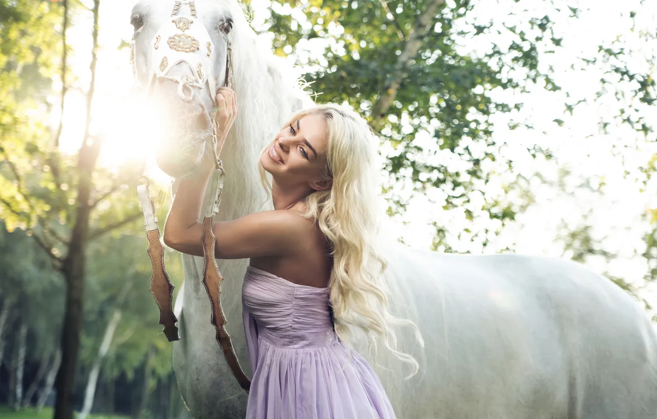 Фото обои девушка, улыбка, настроение, конь, лошадь
