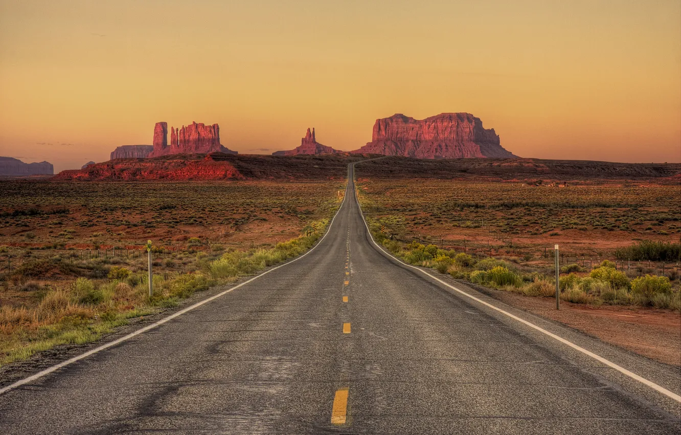 Фото обои дорога, небо, пустыня, Аризона, Юта, сумерки, Долина монументов, Соединенные Штаты