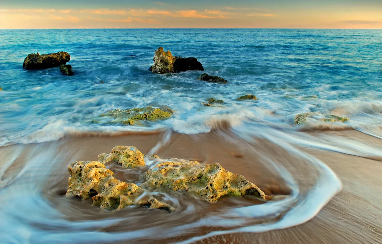 Фото обои песок, море, волны, пена, природа, скалы, горизонт