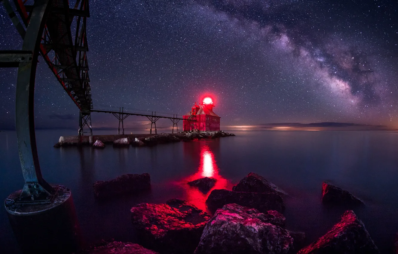 Фото обои небо, свет, ночь, красный, мост, озеро, камни, берег