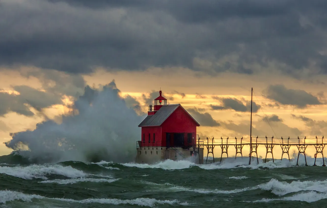 Фото обои волны, небо, тучи, шторм, дом, Мичиган, мол, Соединенные Штаты