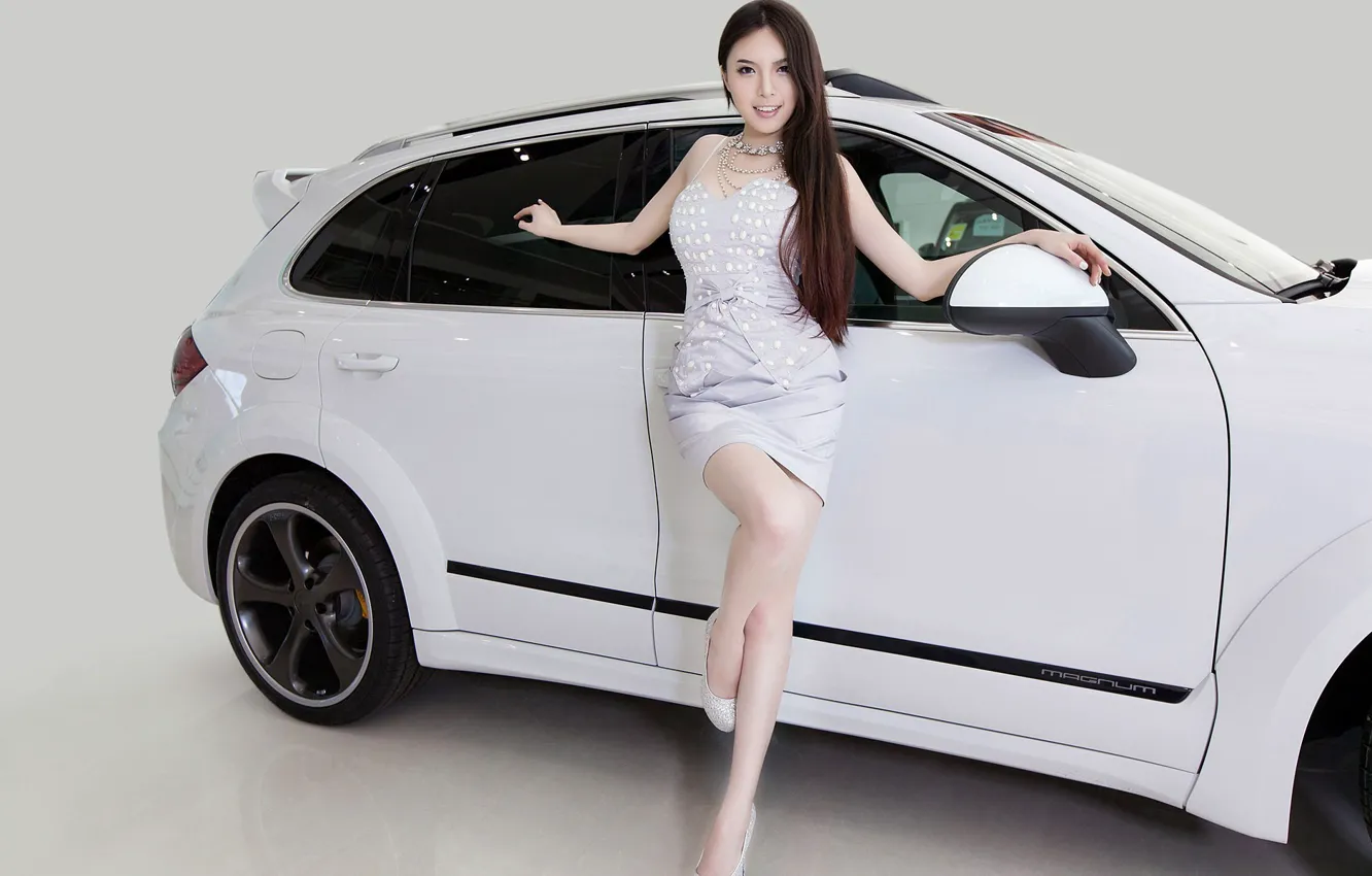 Фото обои взгляд, Девушки, Porsche, азиатка, красивая девушка, белый авто, позирует над машиной