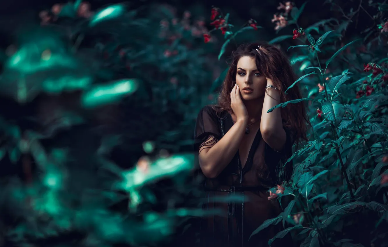 Фото обои зелень, цветы, поза, модель, руки, FotoMėgėjas, Iveta Danieliūtė