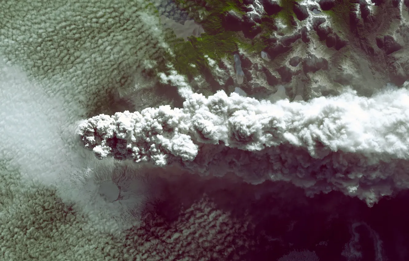 Фото обои облака, горы, дым, вулкан, хребты, Чили, рельеф, снимок