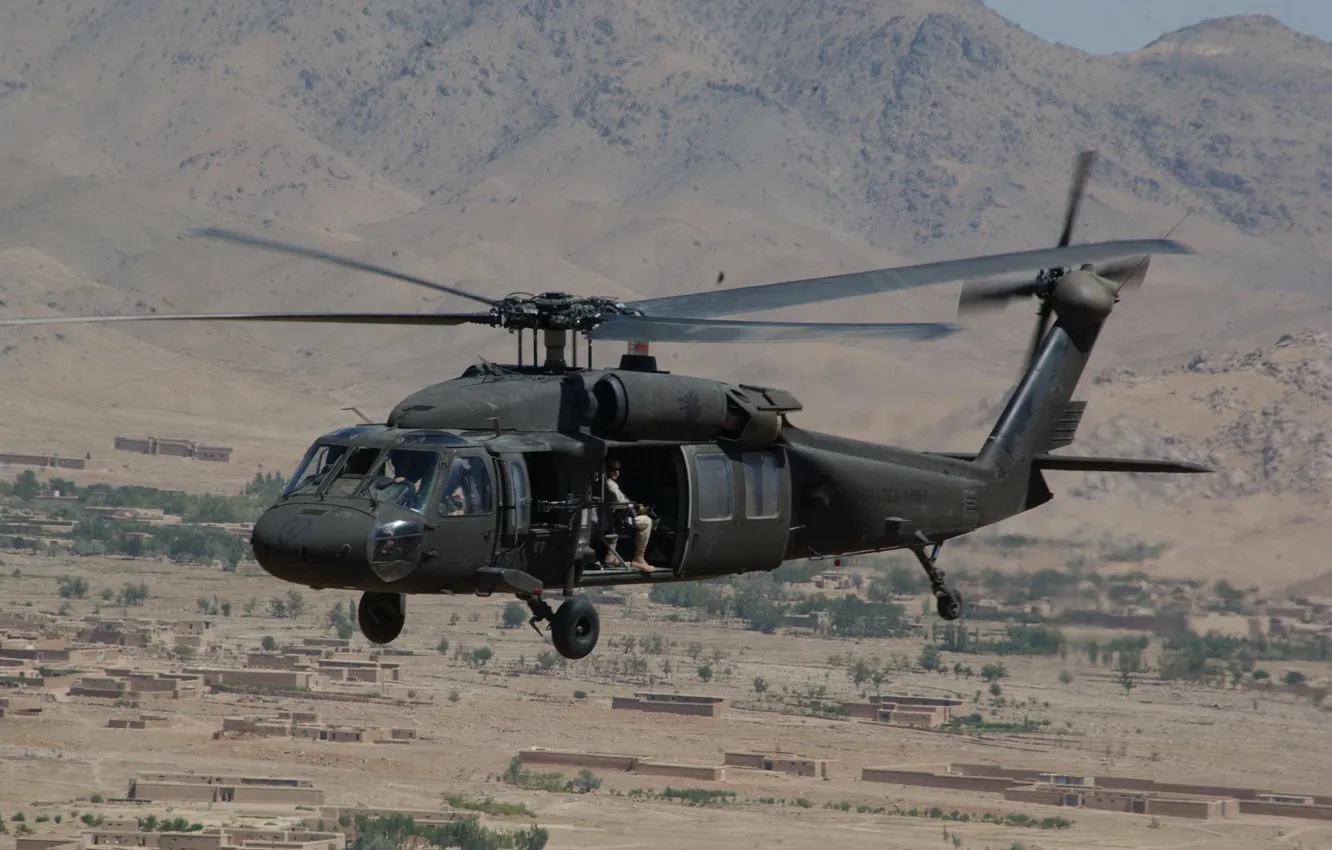 Фото обои здания, вертолёт, UH-60, Black Hawk