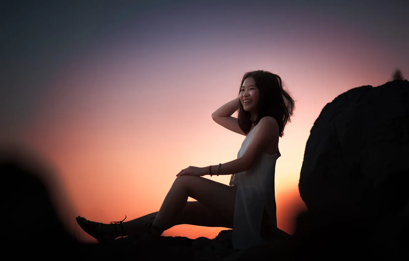 Фото обои азиатка, сидит, Улыбающаяся, на фоне заката