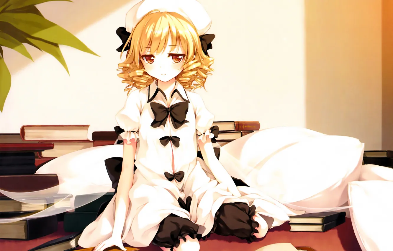 Фото обои взгляд, девушка, поза, улыбка, комната, спокойствие, книга, touhou