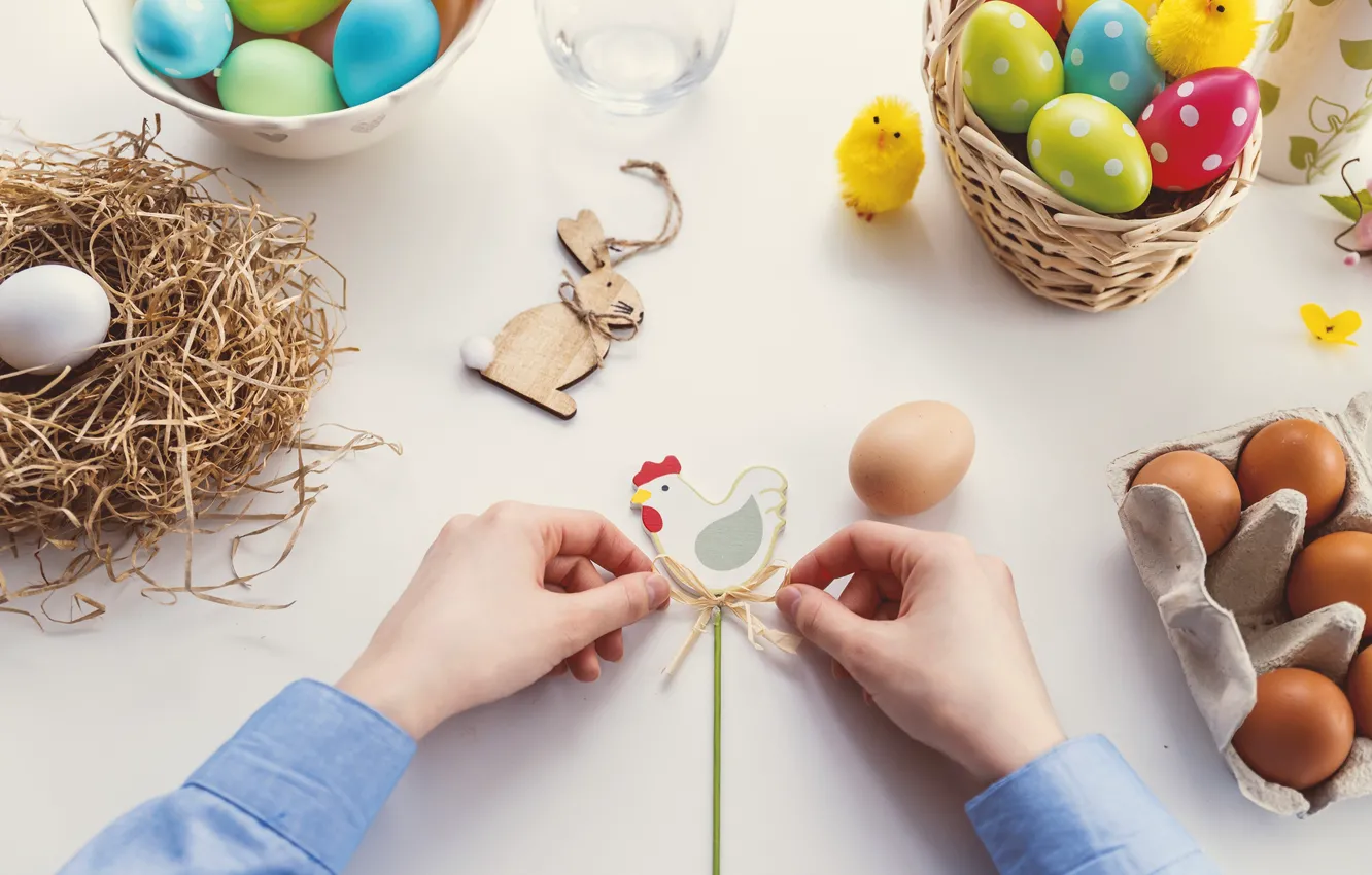 Фото обои яйца, курица, руки, Пасха, фигурка, Easter