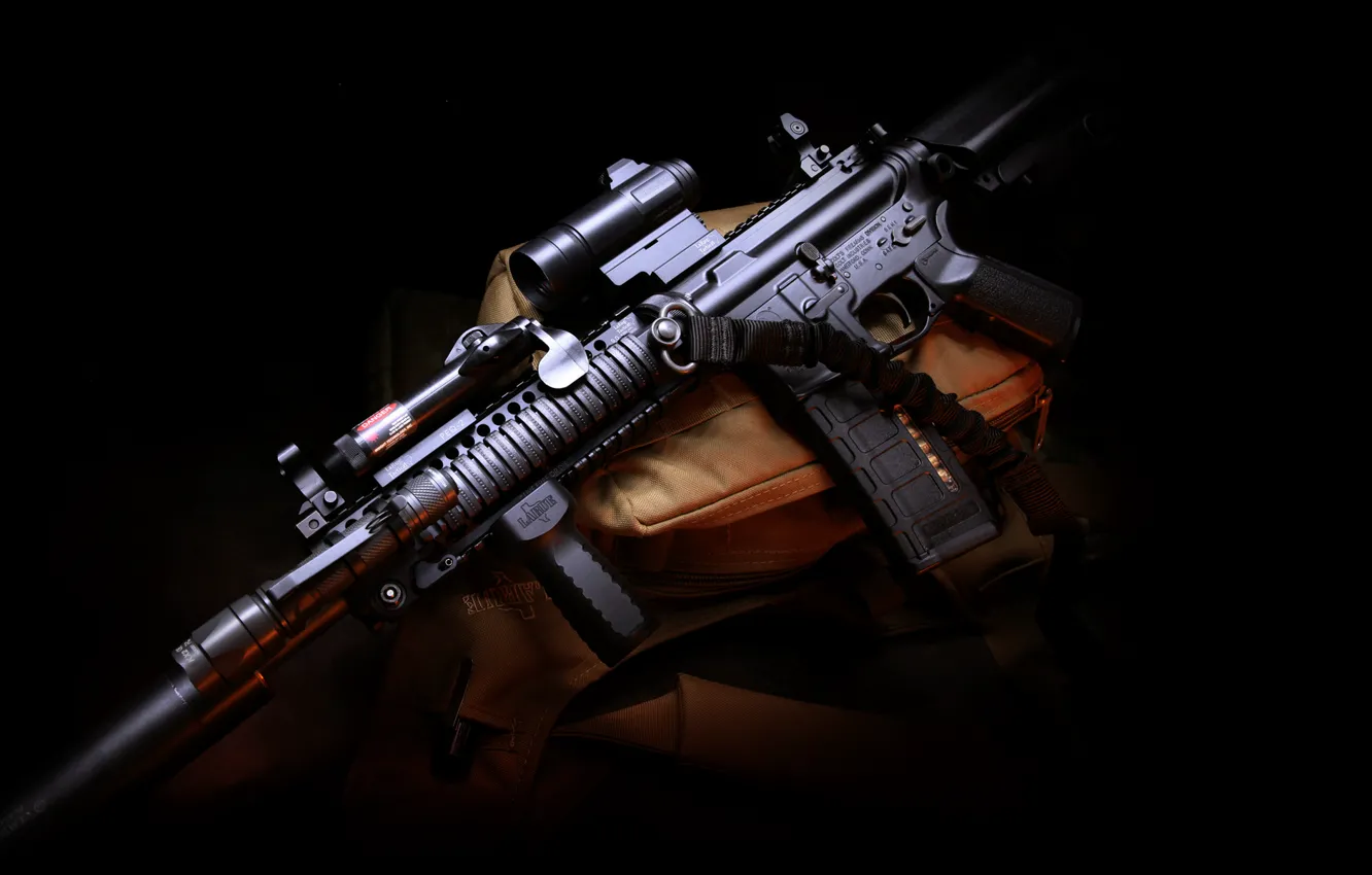 Фото обои оружие, gun, сумка, полумрак, weapon, глушитель, hd wallpaper, штурмовая винтовка