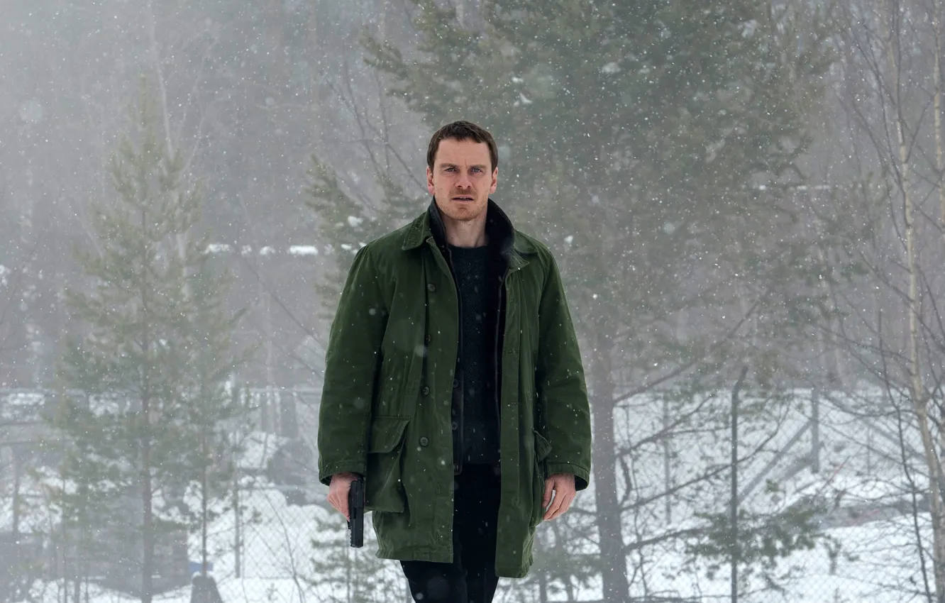 Фото обои зима, снег, деревья, снежинки, пистолет, кадр, куртка, детектив