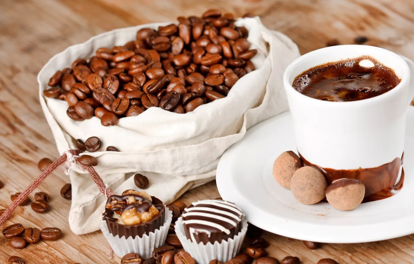 Фото обои стол, шоколад, конфеты, чашка, кофейные зёрна, блюдце, мешочек