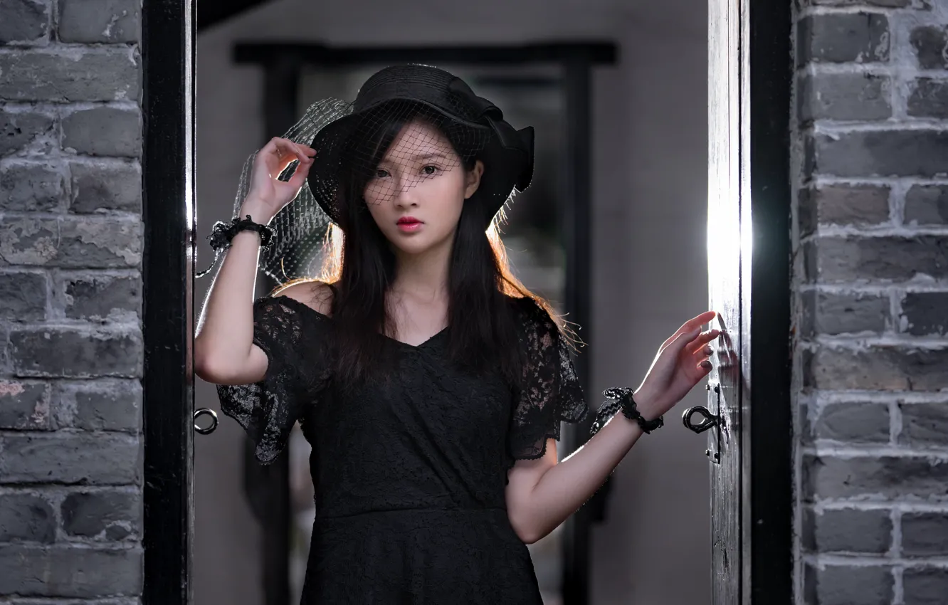 Фото обои девушка, платье, шляпка, азиатка, милашка, вуаль, дверной проём