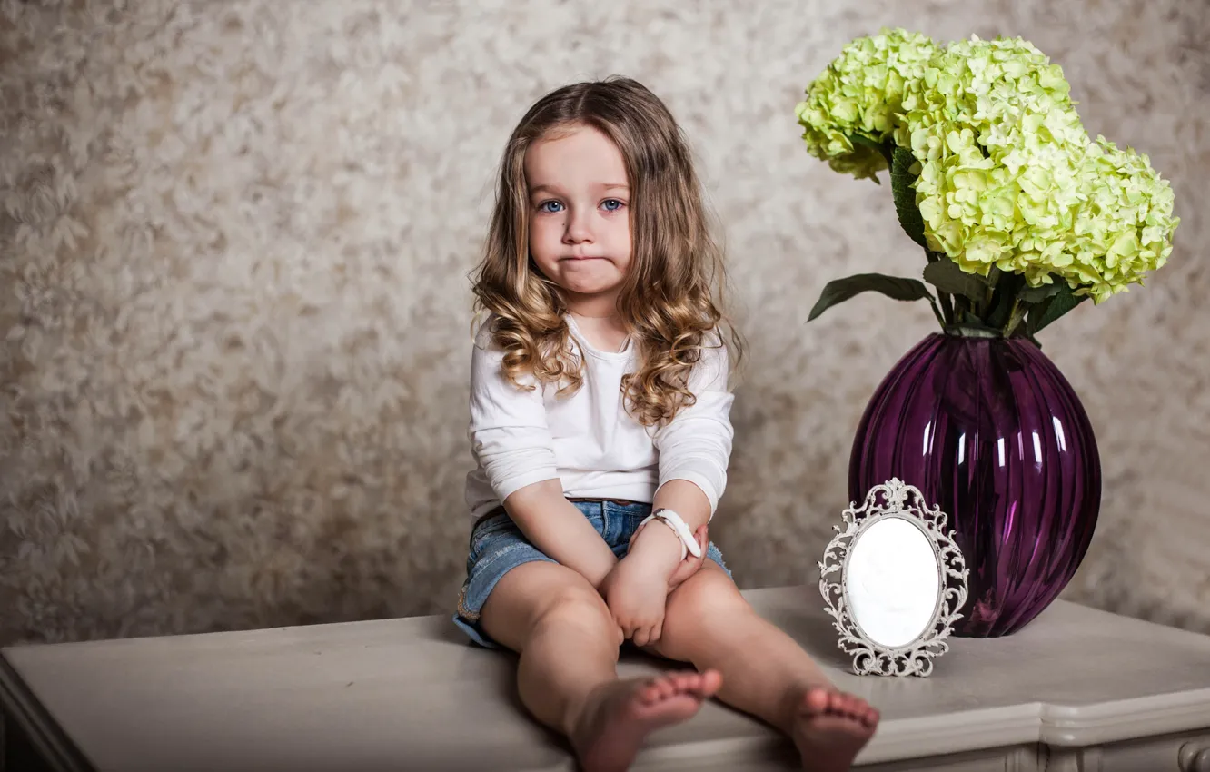 Фото обои цветы, зеркало, девочка, тумбочка, ваза, ребёнок, гортензия