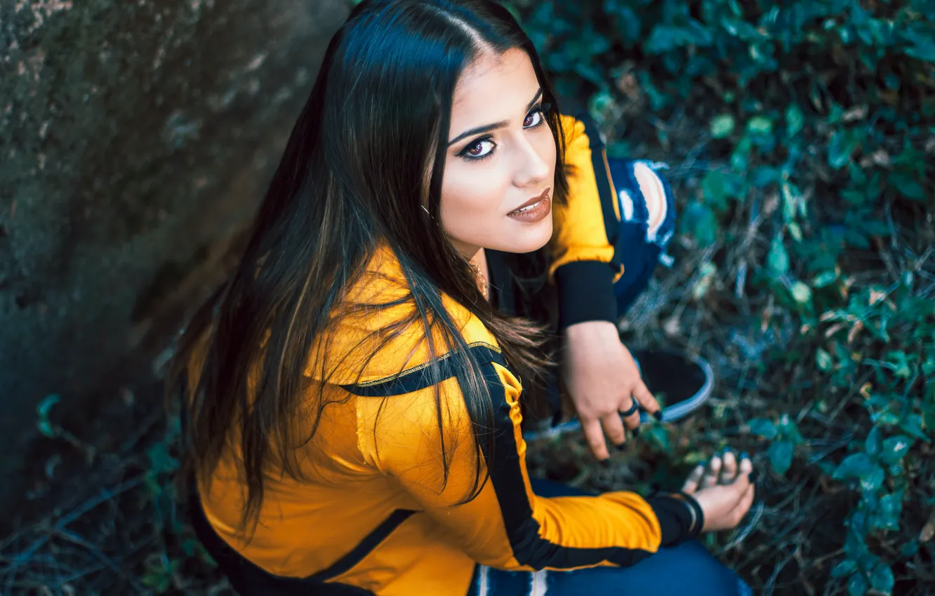 Фото обои взгляд, зеленая трава, brown eyes, карие глаза, green grass, gaze, желтая куртка, yellow jacket