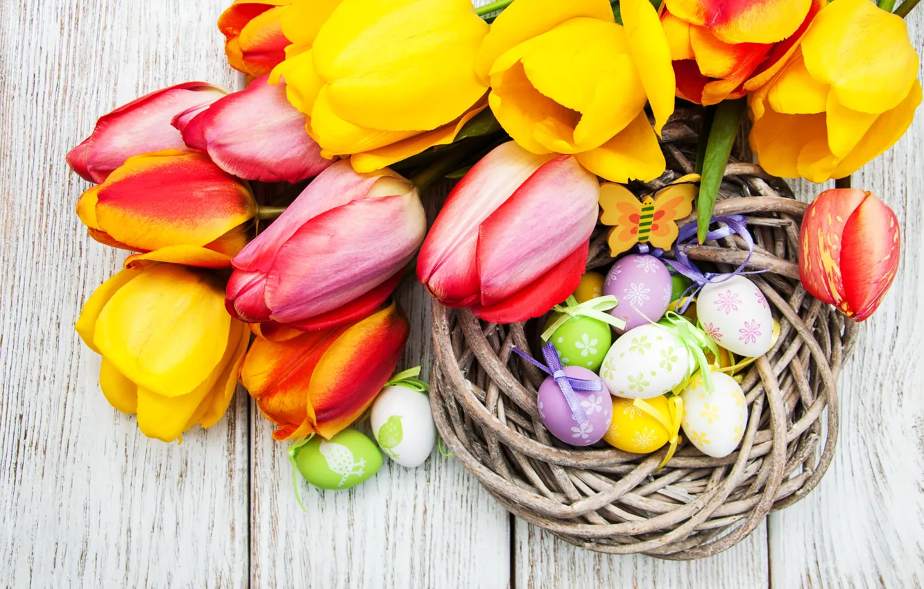 Фото обои цветы, яйца, colorful, Пасха, тюльпаны, happy, yellow, wood