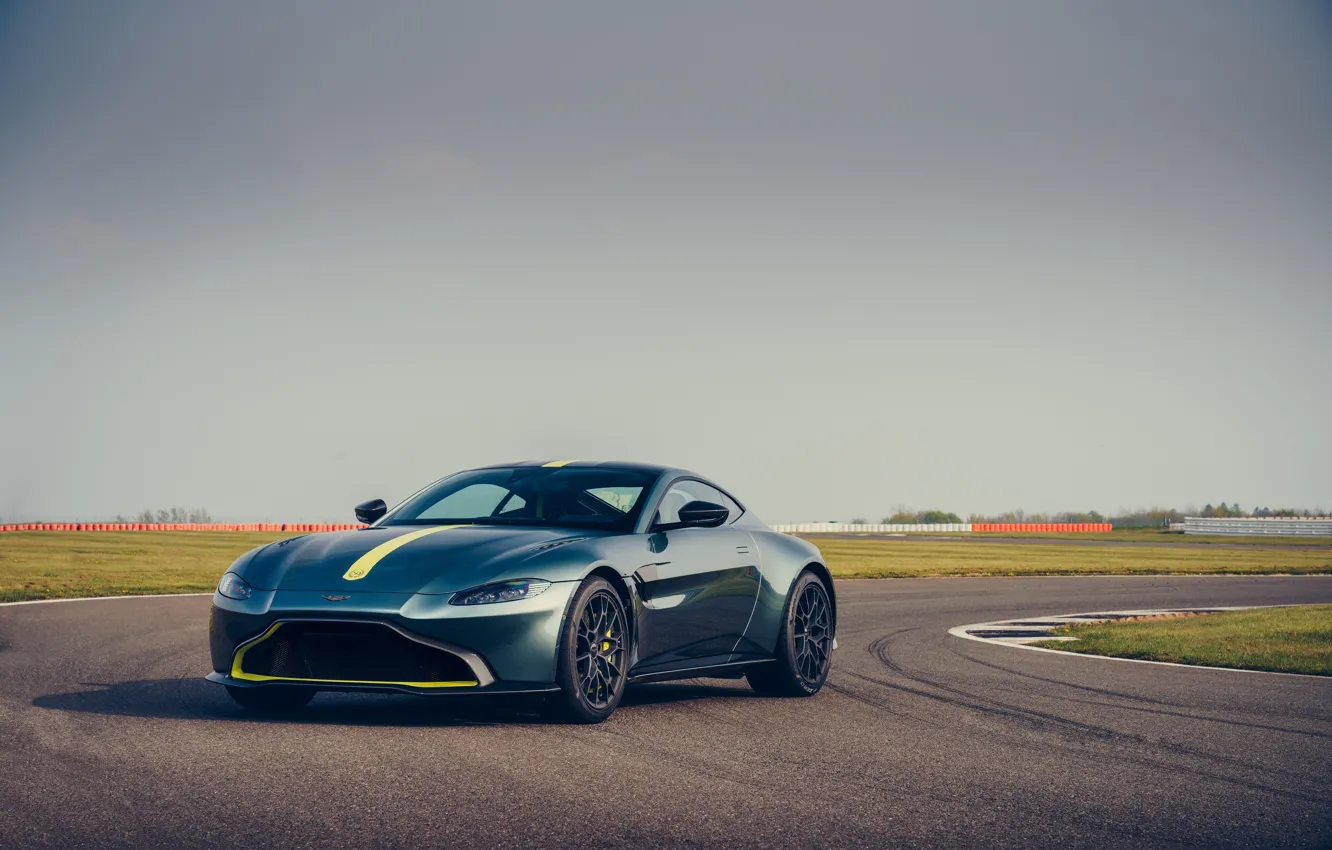 Фото обои Aston Martin, Vantage, спорткар, гоночный трек, AMR