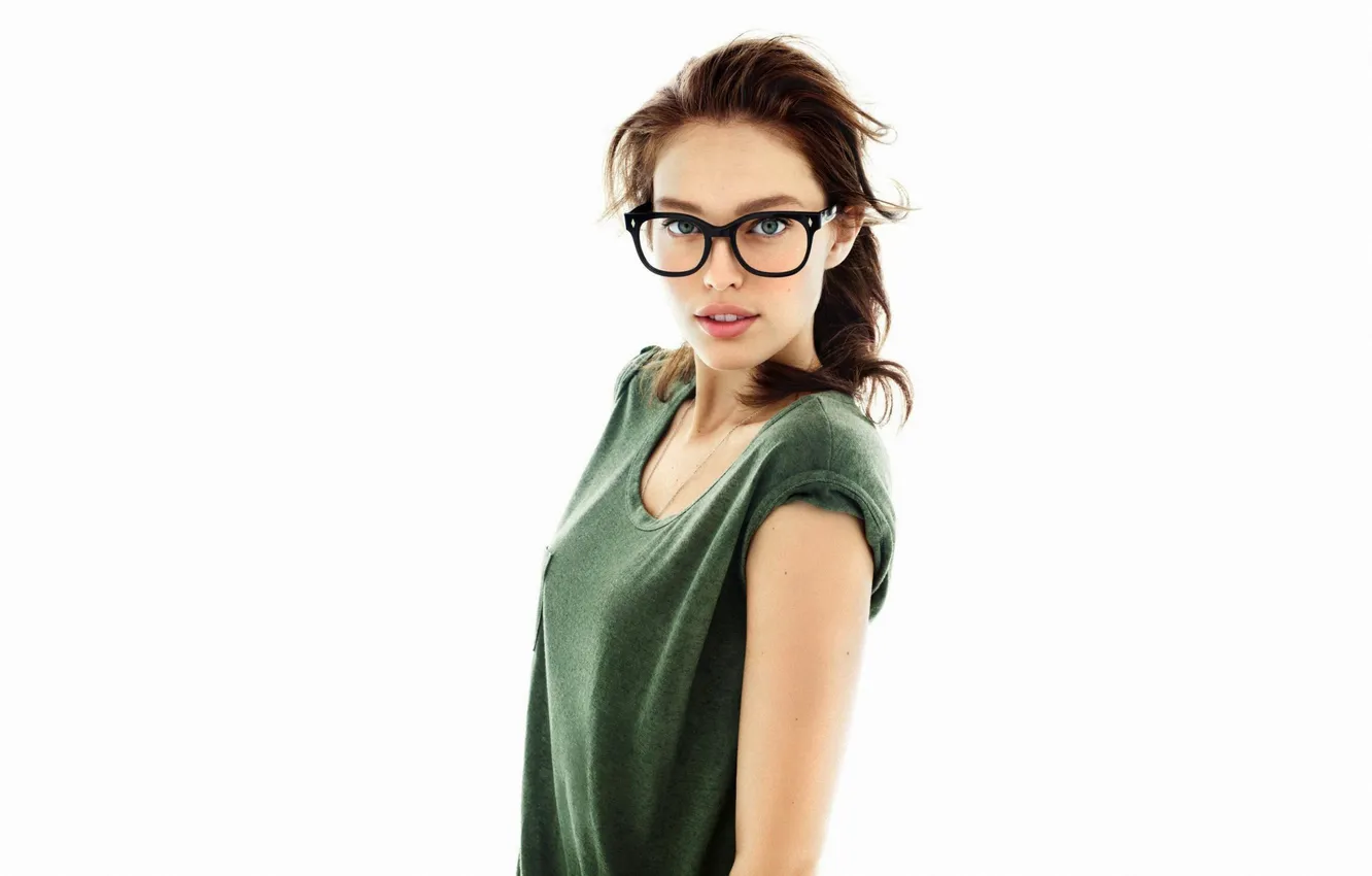 Фото обои girl, blue eyes, model, beauty, brunette, glasses, t-shirt, Emily DiDonato