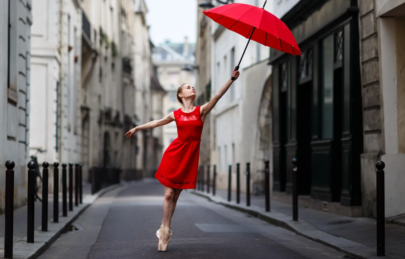Фото обои девушка, улица, зонт, в красном