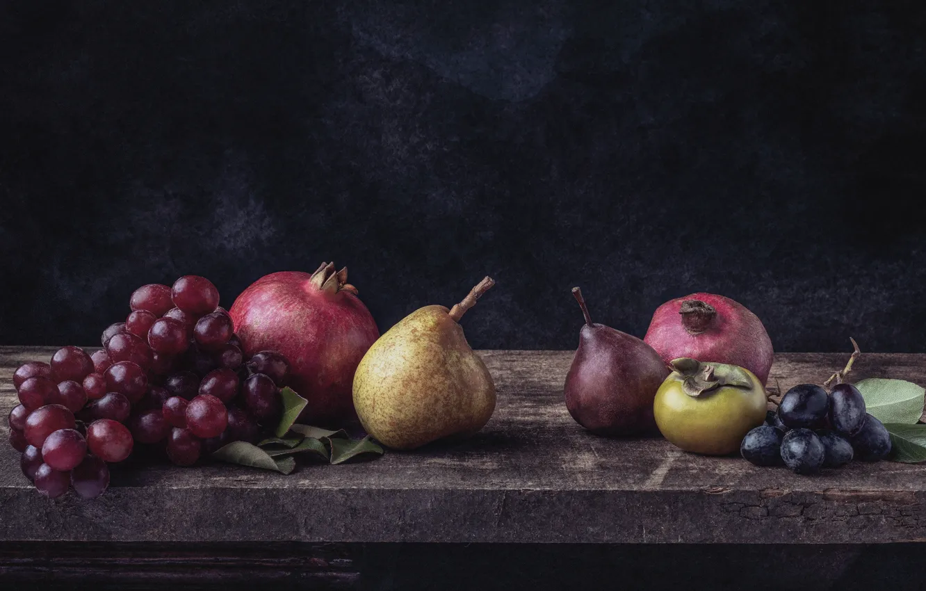 Фото обои темный фон, доски, виноград, фрукты, натюрморт, груши, гранаты, гранат
