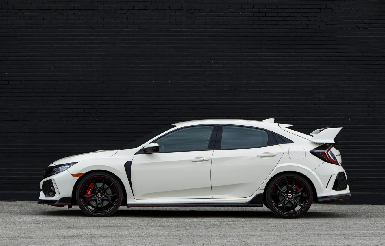Фото обои белый, стена, Honda, вид сбоку, хэтчбэк, пятидверный, 2019, Civic Type R