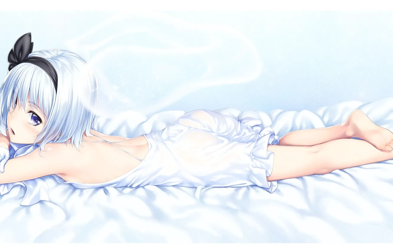 Фото обои постель, лежит, перчатки, бант, комбинезон, touhou, белые волосы, art