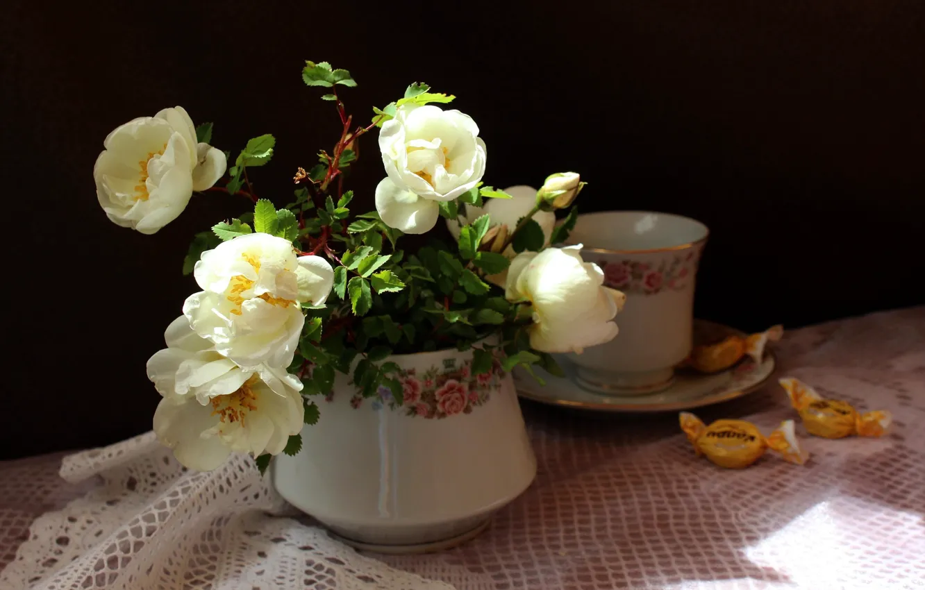 Фото обои ветки, шиповник, конфеты, чашка, цветки, салфетка, вазочка