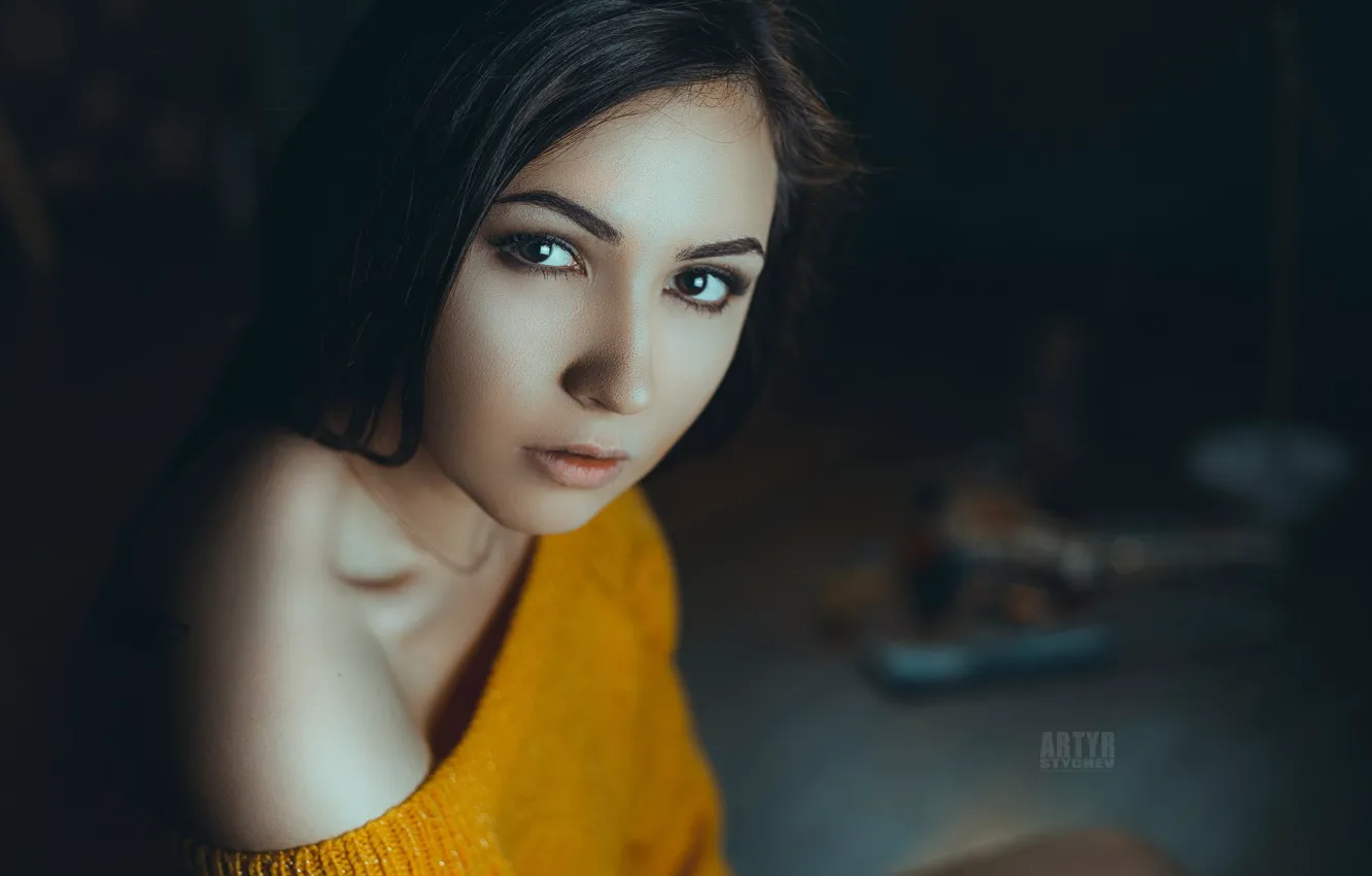 Фото обои взгляд, поза, модель, портрет, макияж, брюнетка, прическа, плечо