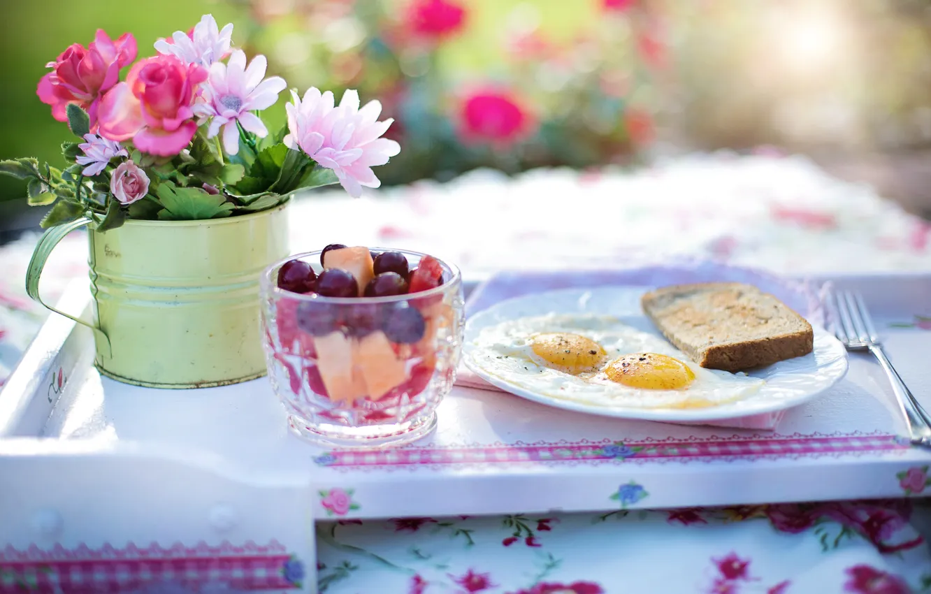 Фото обои цветы, стакан, ягоды, стол, завтрак, тарелка, хлеб, кружка