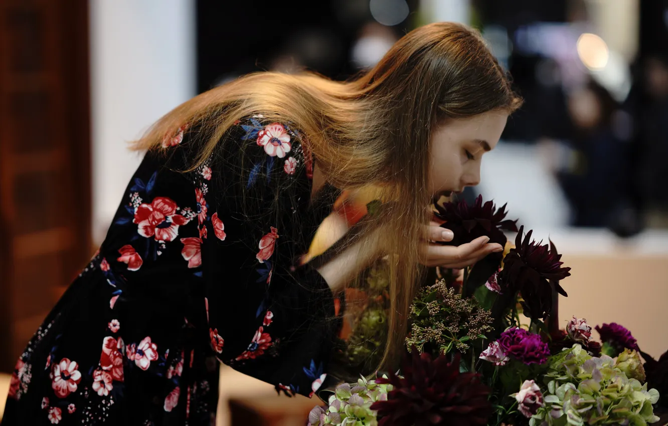 Фото обои девушка, цветы, лицо, волосы, нюхает