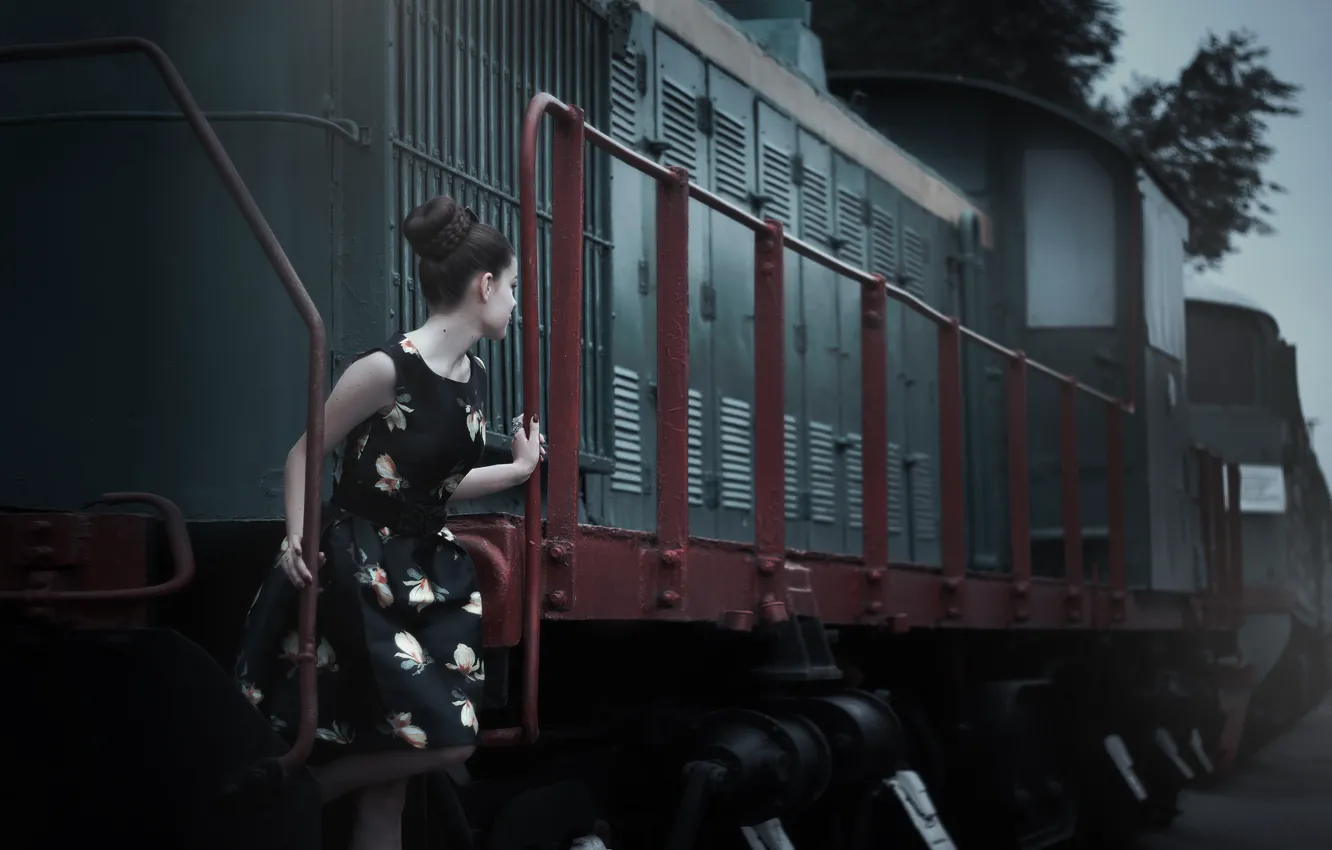 Фото обои лето, девушка, поезд, вагоны