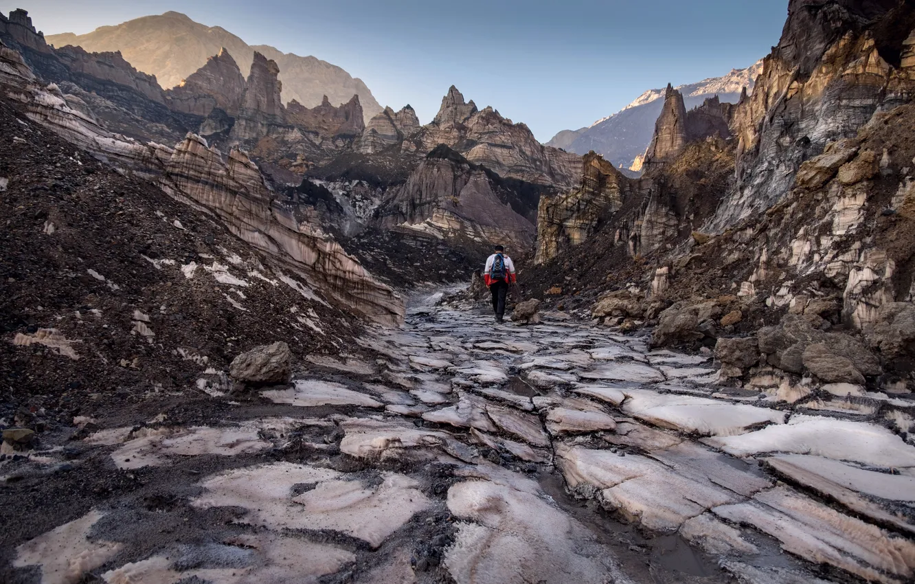 Фото обои man, stones, walk, dry, guide