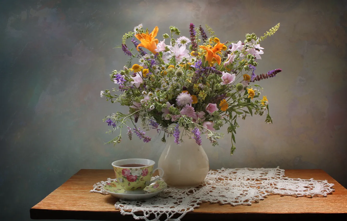 Фото обои цветы, стол, фон, чай, чашка, ваза, натюрморт, скатерть