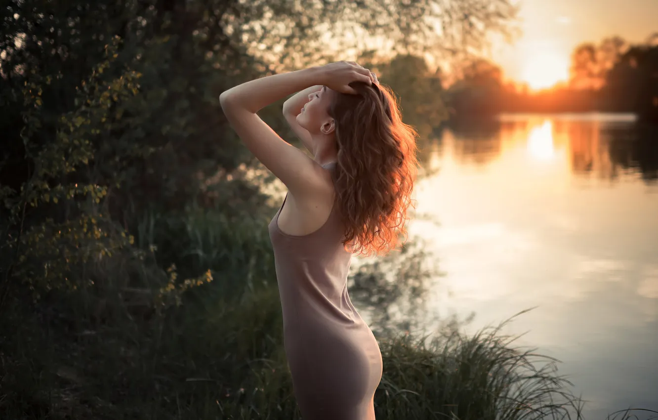 Фото обои ПРИРОДА, ТРАВА, ВОЛОСЫ, ЗЕЛЕНЬ, ПЛАТЬЕ, ВОДОЁМ, ПОЗА, ОЗЕРО