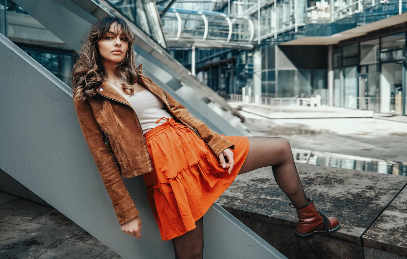 Фото обои взгляд, девушка, город, поза, юбка, куртка, Sarah, нога
