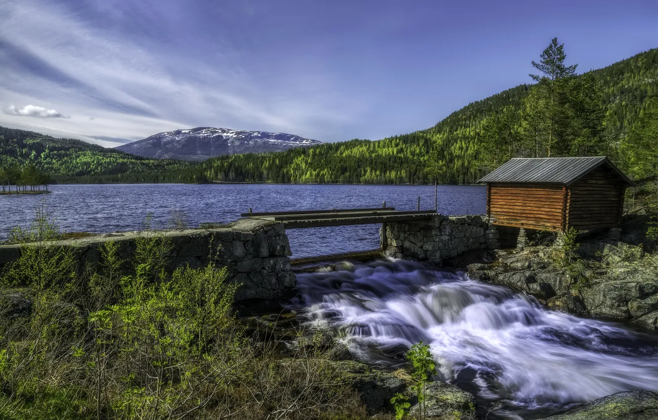 Фото обои лес, деревья, горы, озеро, ручей, камни, Норвегия, домик