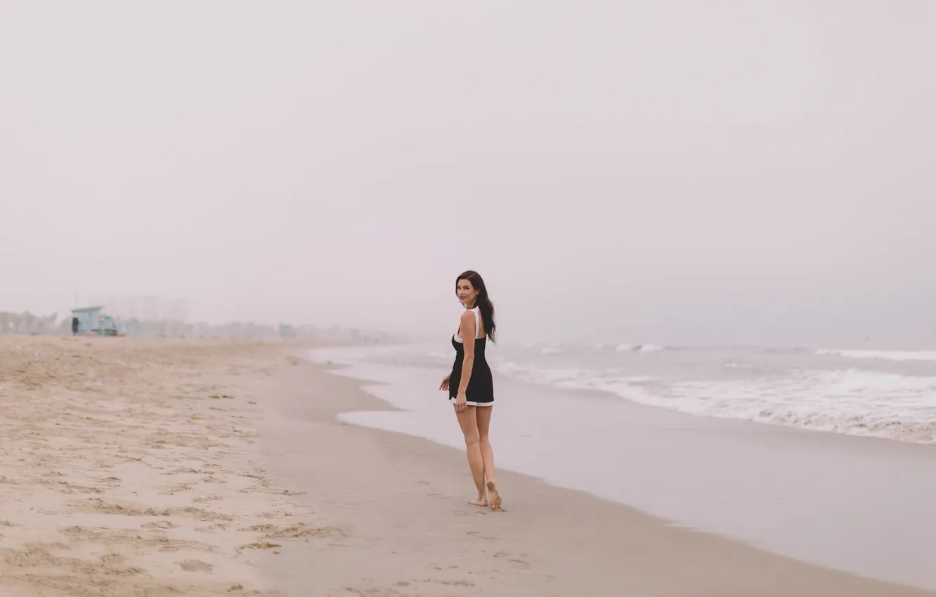 Фото обои песок, пляж, волна, брюнетка