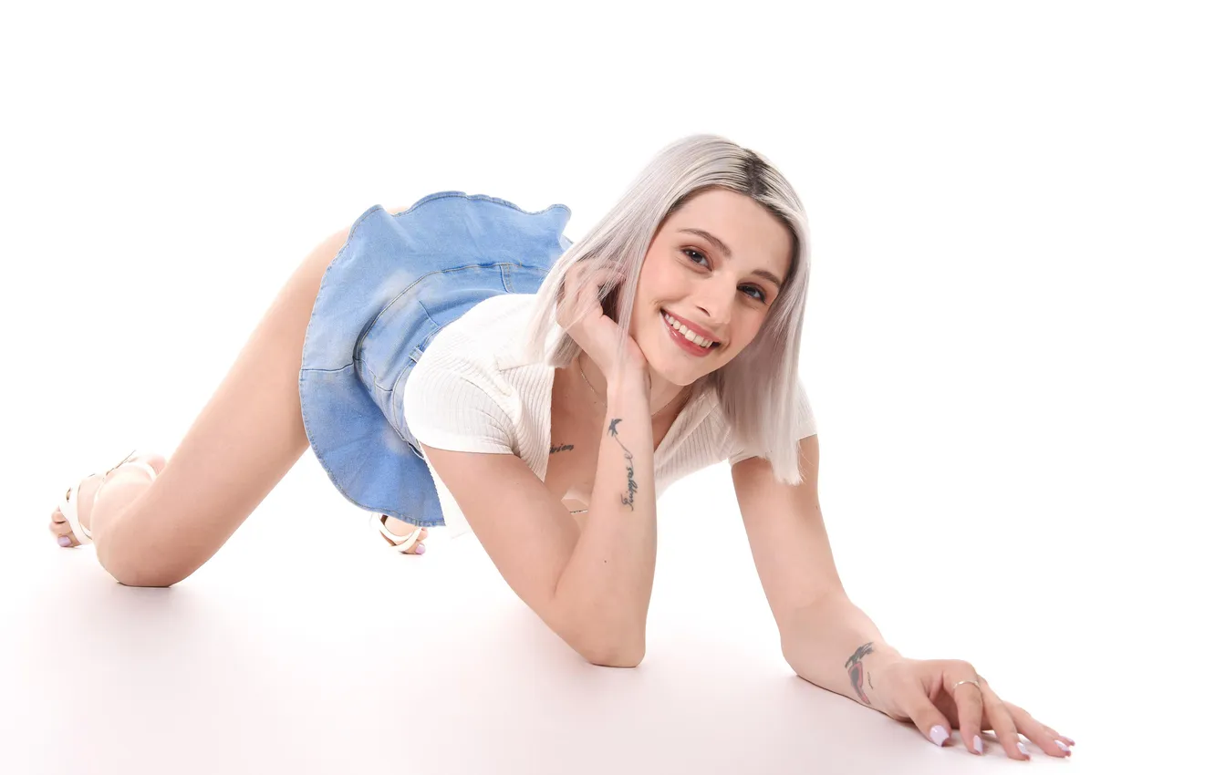 Фото обои girl, beautiful, model, tattoo, blonde, skirt, denim