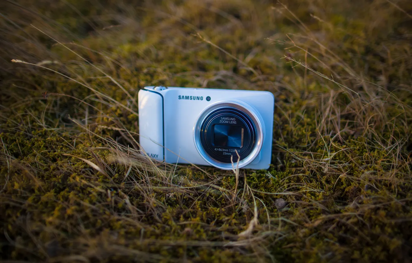Фото обои поле, трава, камера, объектив, Galaxy, Samsung