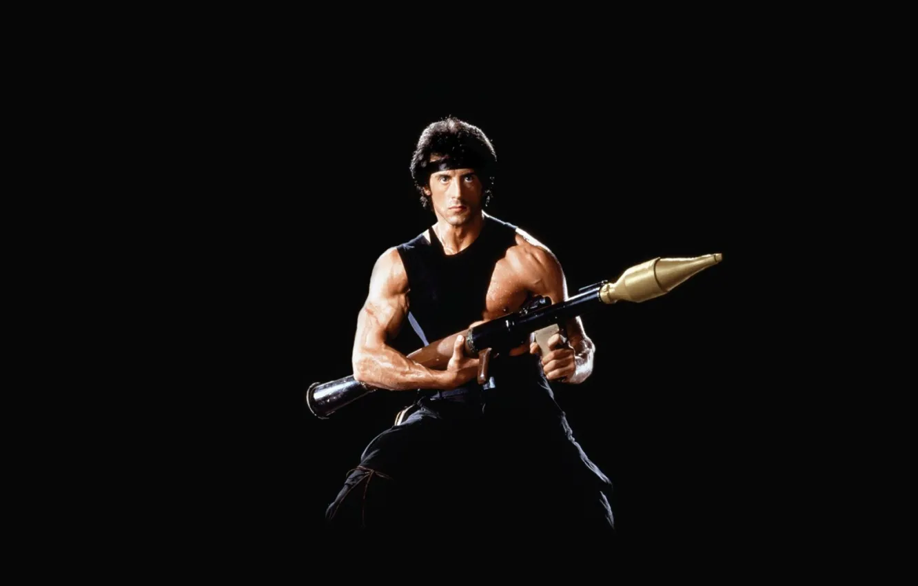 Фото обои черный фон, ракетница, Сильвестр Сталлоне, базука, Sylvester Stallone, Рэмбо, Rambo