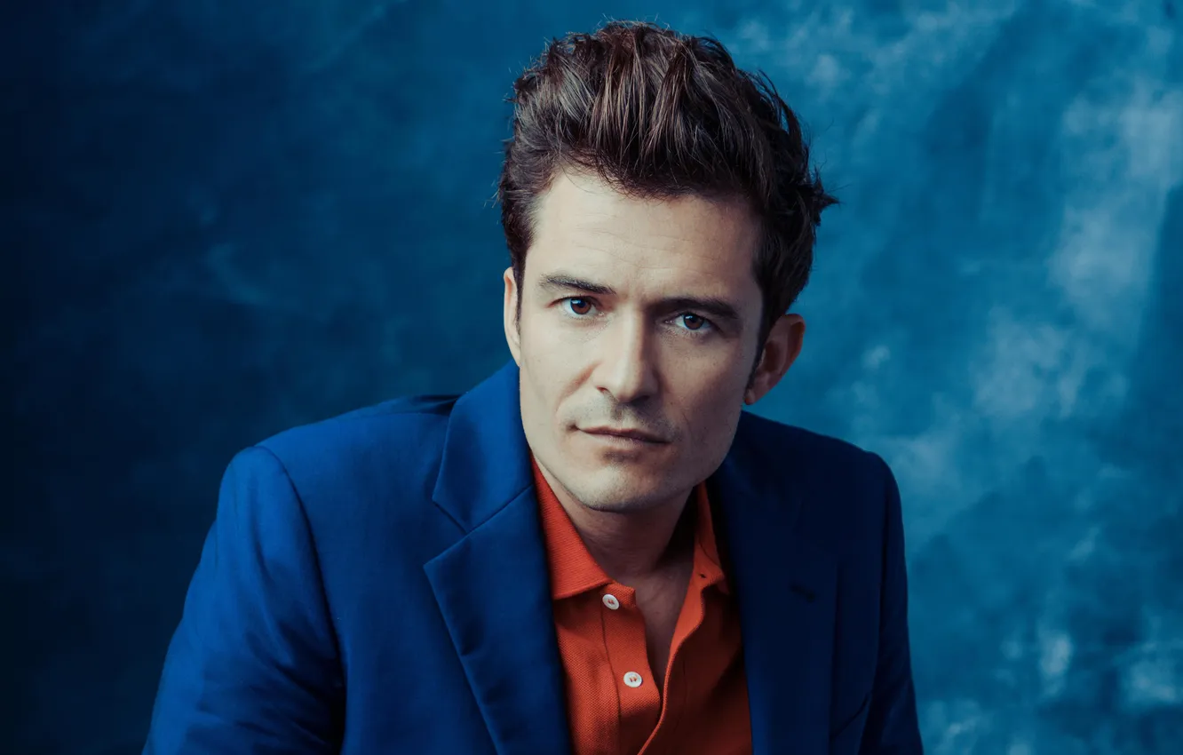 Фото обои взгляд, фон, портрет, актёр, пиджак, Орландо Блум, Orlando Bloom