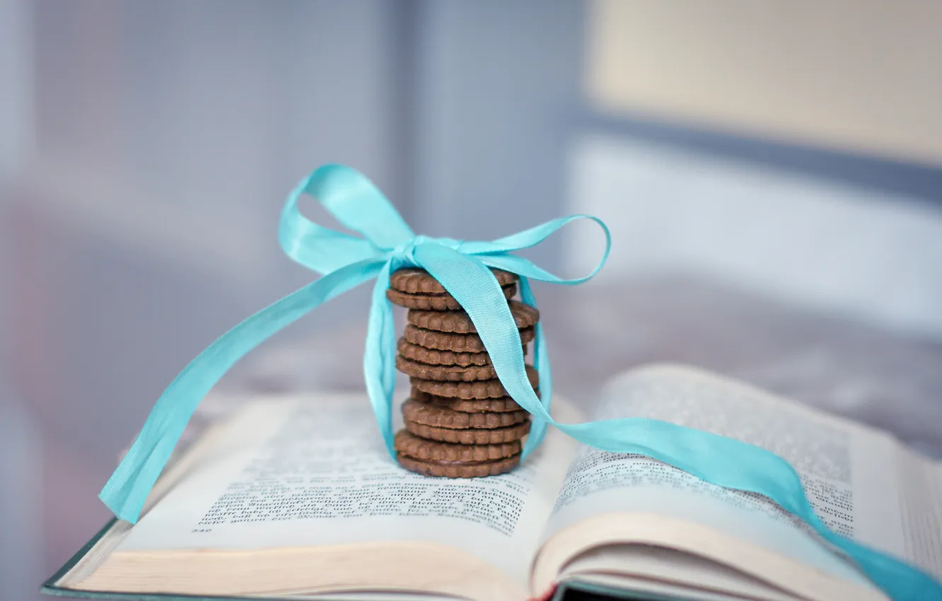Фото обои печенье, книга, бант, страницы, голубая, ленточка, шоколадное