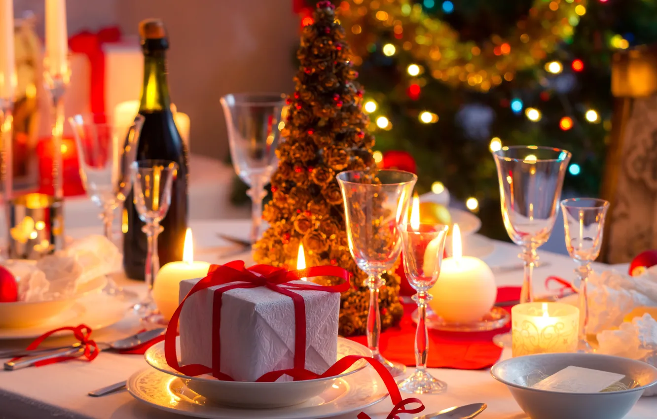 Фото обои огни, стол, праздник, подарок, елка, бокалы, тарелки, шампанское