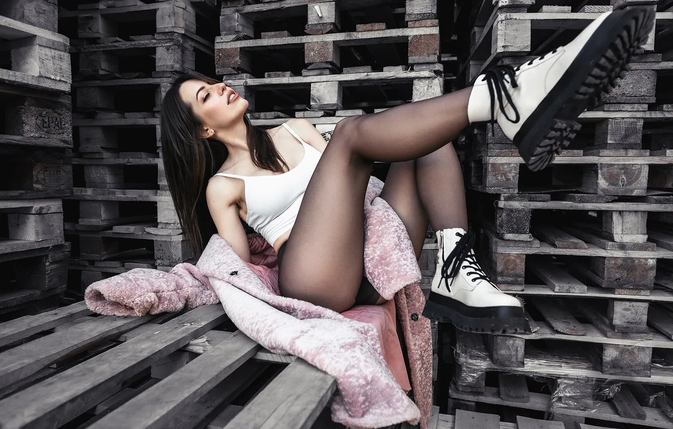Фото обои ass, women, shoes, sitting, pantyhose, dark hair, open mouth, tank top
