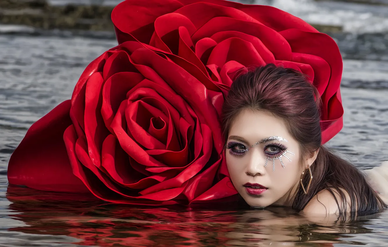 Фото обои взгляд, вода, цветы, лицо, розы, макияж, азиатка