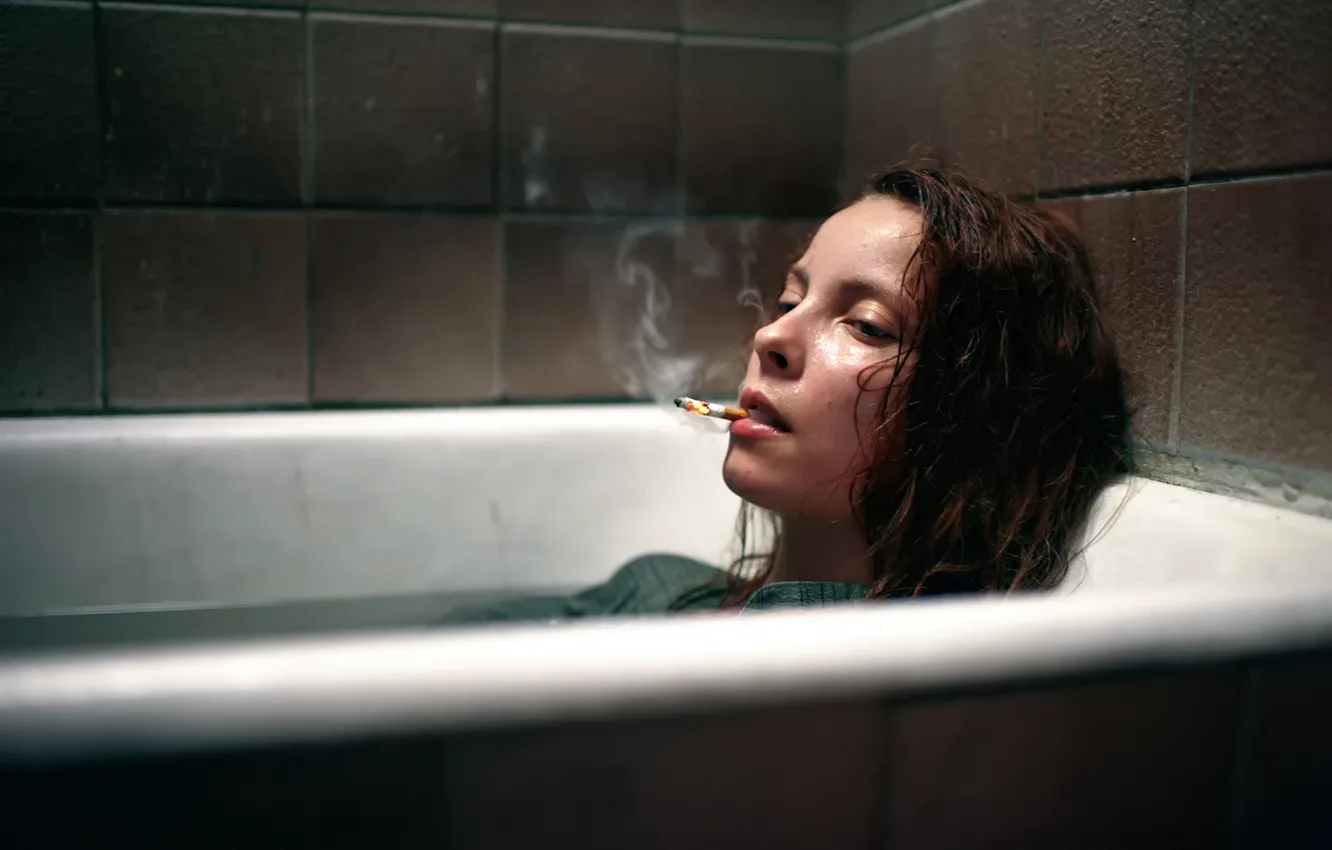 Фото обои девушка, сигарета, ванна