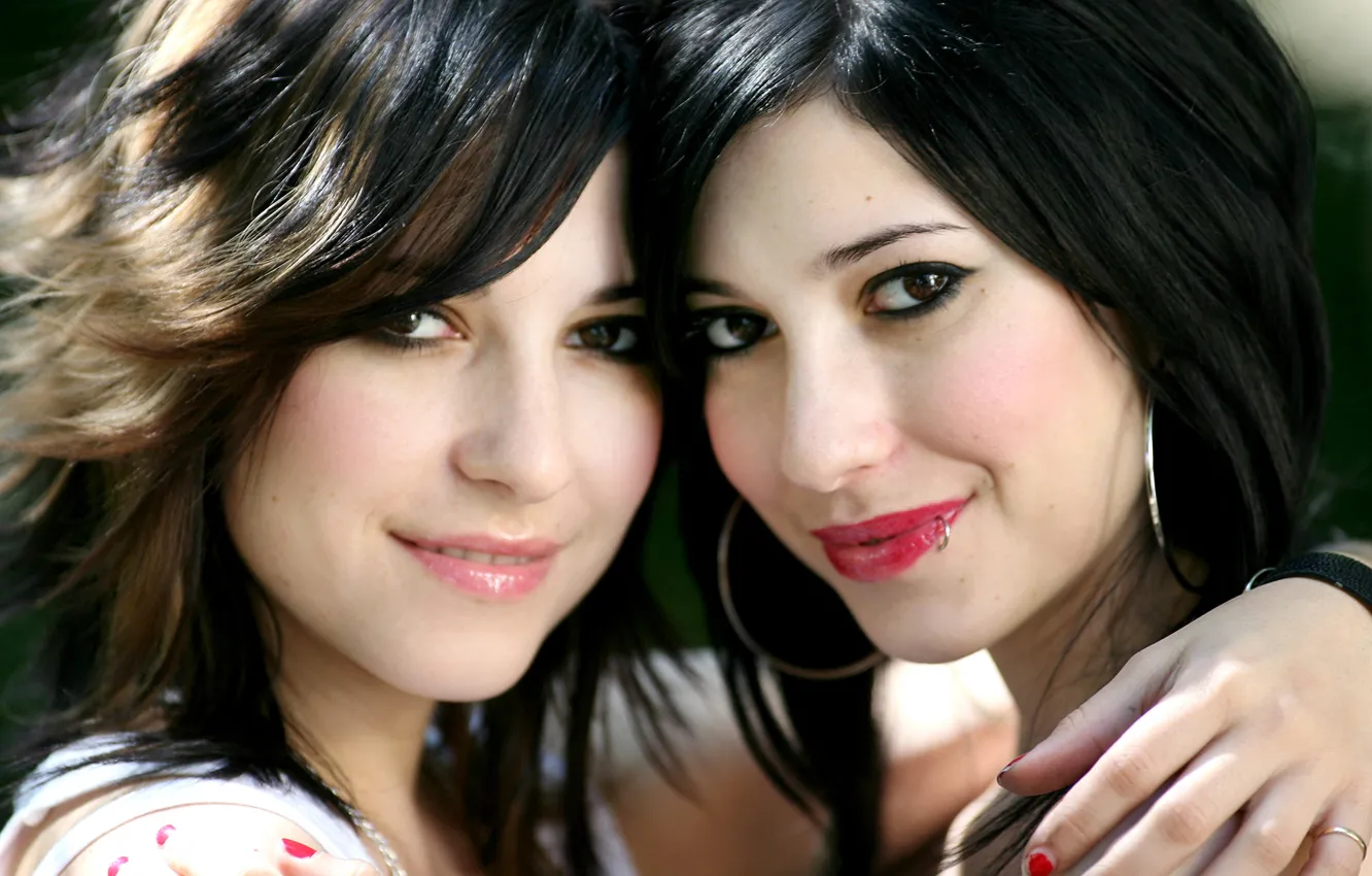 Фото обои взгляд, группа, пирсинг, близняшки, певицы, The veronicas, Lisa Origliasso, Jessica Origliasso