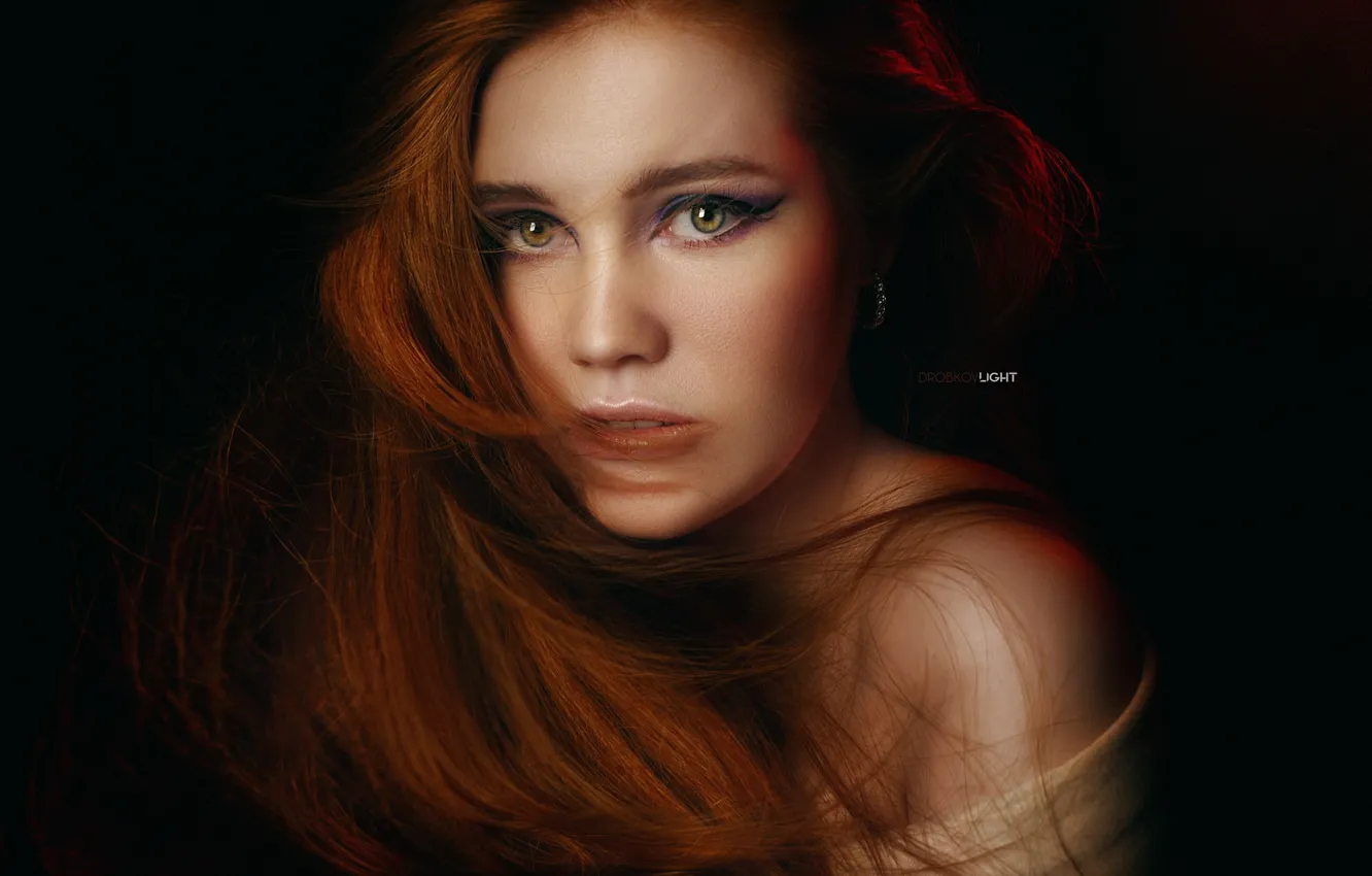 Фото обои взгляд, девушка, лицо, волосы, портрет, рыжая, рыжеволосая, плечо
